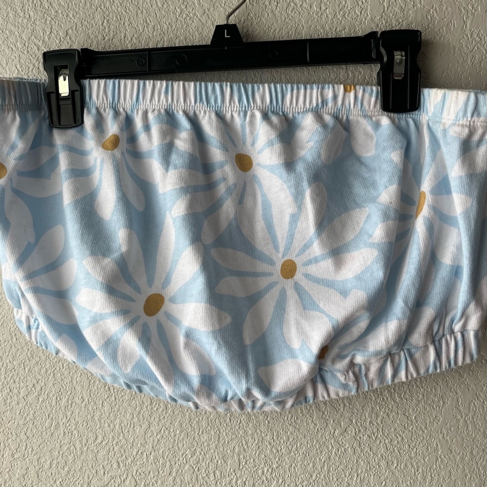 Forever 21+ Crop top white and blue daisy print size XL